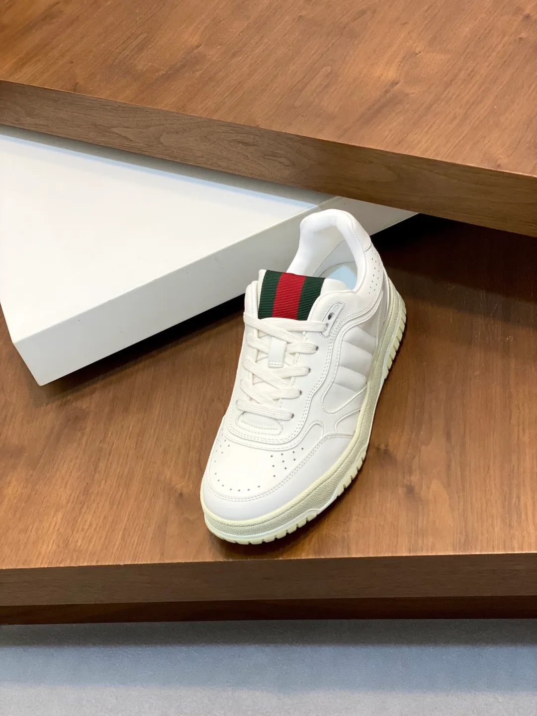 Men's Shoes 💰660 𝐆𝐮𝐜𝐜𝐢 𝐑𝐞-𝐖𝐞𝐛 As the first sneaker created by Sabato De Sarno for Gucci, the Re-Web series reinterprets the brand's classic stripes and sets off the modern silhouette design with bold and unique details. These shoes are crafted from white leather. This new sneaker is ingeniously decorated with many of the brand's classic details, and is equipped with a bright red and green webbing tongue, which will make people fall in love at first sight. White leather treated with a special process for softness and luster, with an embossed grainy texture. Script Gucci logo and interlocking G web label with Interlocking G and script Gucci logo. Rubber outsole with interlocking G detail eyelets. Web tongue. Size: 39-44 (customized for sizes 38 and 45)